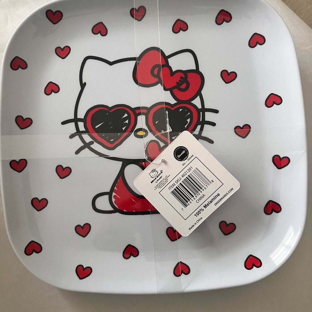 VHTF~Sanrio~Hello Kitty~Love &  Hearts~Set 4~Plastic Plates~10"~NEW~FAST SHIP.